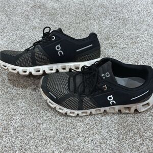 Trendy Women’s On Clouds Shoes in Size 6.5